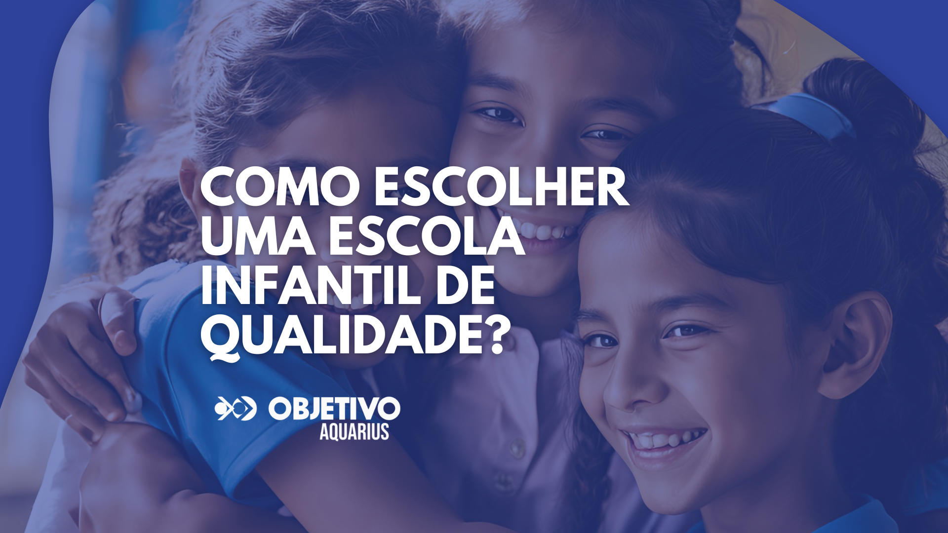 Três crianças se abraçando e felizes