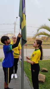 Asteando a bandeira do Brasil no Colégio Objetivo Aquarius em São José dos Campos